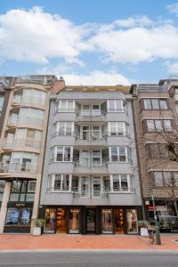 ein großes Apartmenthaus in einer Stadtstraße in der Unterkunft Huswell - Trendy apartment on top location in Knokke for 7 in Knokke-Heist