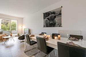 een eetkamer met een tafel en een stierenvechter aan de muur bij Spacious apartment in Kortrijk in Kortrijk