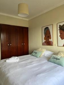 sypialnia z dużym białym łóżkiem z 2 poduszkami w obiekcie Jupiter Sweet Apartments - Algarve - Praia Vale centeanes w mieście Lagoa