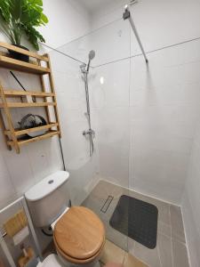 W łazience znajduje się toaleta i przeszklony prysznic. w obiekcie Jupiter Sweet Apartments - Algarve - Praia Vale centeanes w mieście Lagoa