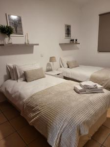 dwa łóżka siedzące obok siebie w pokoju w obiekcie Jupiter Sweet Apartments - Algarve - Praia Vale centeanes w mieście Lagoa