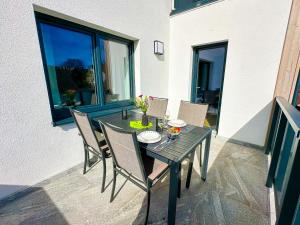 een zwarte tafel en stoelen op een patio bij Appartement Bergmann in Ebensee