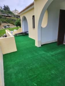 patio z zieloną trawą na podłodze w obiekcie Jupiter Sweet Apartments - Algarve - Praia Vale centeanes w mieście Lagoa