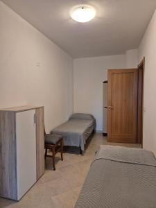 Llit o llits en una habitació de Cozy accommodation in Sardinia, Olmedo