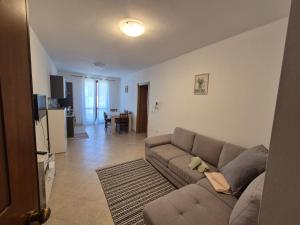 sala de estar con sofá y mesa en Cozy accommodation in Sardinia, Olmedo, en Olmedo