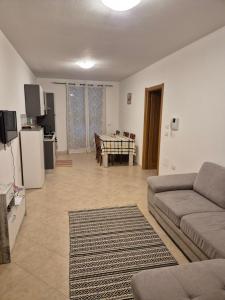 sala de estar con sofá y mesa en Cozy accommodation in Sardinia, Olmedo, en Olmedo