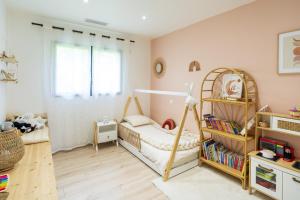 サン・ピエール・ディルブにあるVilla Iguskiの子供部屋 ベッド1台&本棚付