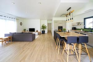 サン・ピエール・ディルブにあるVilla Iguskiのテーブルと椅子のあるキッチンとリビングルーム