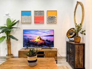TV a/nebo společenská místnost v ubytování Estiloso apartamento en el centro de Alicante