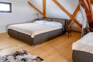 Letto o letti in una camera di Kníže Ferdinand Apartments