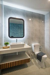 y baño con lavabo, aseo y espejo. en Otter House Aonang Soi 13 en Ao Nang