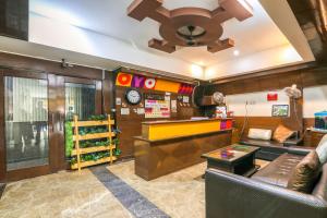 De lobby of receptie bij OYO New Hotel Rajwada