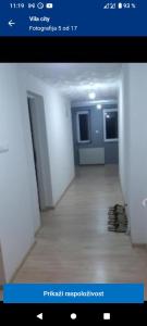 una foto di una stanza vuota con corridoio di Vila City a Bijeljina