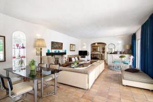 - un salon avec un canapé et une table dans l'établissement Quinta da Balaia V3, à Albufeira