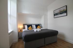 Superb One Bedroom Apartment in Dundee في دندي: غرفة نوم عليها سرير محشوة
