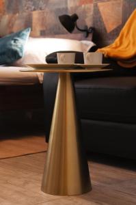 uma mesa com duas chávenas ao lado de uma cama em Work & Stay Zagreb em Zagreb