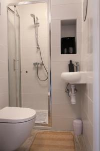 uma casa de banho com um chuveiro, um WC e um lavatório. em Work & Stay Zagreb em Zagreb