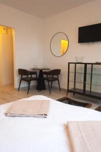um quarto com uma cama, uma mesa e um espelho em Work & Stay Zagreb em Zagreb