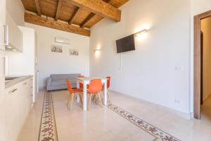 eine Küche und ein Esszimmer mit einem Tisch und Stühlen in der Unterkunft Villa Daisy in Caprarica di Lecce