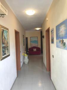 雷亞爾蒙泰的住宿－villa mediterranea，走廊上,房间里设有红色沙发