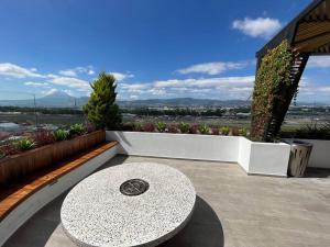 une table assise au-dessus d'un balcon dans l'établissement UaJemet - Modern 3 Bedroom apartment, à Guatemala