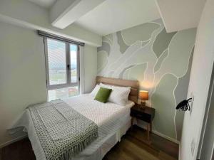 a bedroom with a bed with a mural on the wall at UaJemet - Modern 3 Bedroom apartment in Guatemala