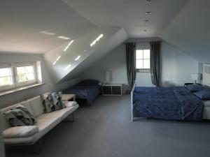 sypialnia z łóżkiem i kanapą w obiekcie Vineyard cottage SkyView w mieście Semič