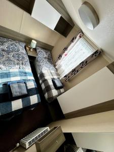 Łóżko lub łóżka w pokoju w obiekcie Charming Chamber with spacious relaxing area