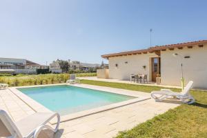 Caprarica di LecceVilla Daisy的一个带两把草坪椅的游泳池