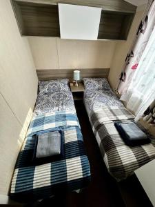 2 łóżka w małym pokoju z: w obiekcie Charming Chamber with spacious relaxing area w mieście Pagham