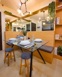 een eetkamer met een tafel en 2 stoelen bij The Luxury Lounge in Bacolod