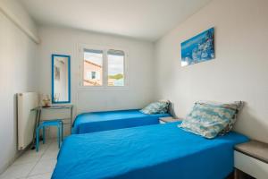 Un dormitorio con dos camas y un escritorio. en Villa Gnoki, en Cannes 21 fotos más