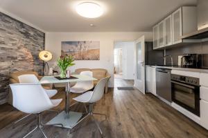 a kitchen and dining room with a table and chairs at Villa Helga- Ferienwohnung Abendmond mit Terrasse und 2 Schlafzimmern in Zinnowitz