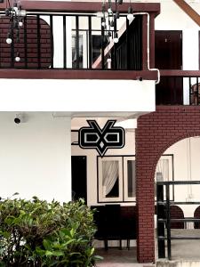 清邁的住宿－Sleep Owl Chiang Mai，上面有黑白标志的建筑