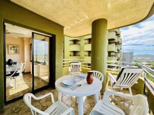 balcón con mesa y sillas en Apartament mar i vent, en Platja d'Aro