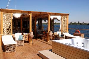 - Terraza de barco con bañera en Dahabiya Elephantine Every Monday from Esna to Aswan 4 Nights, Every Friday from Aswan to Esna 3 Nights, en Luxor