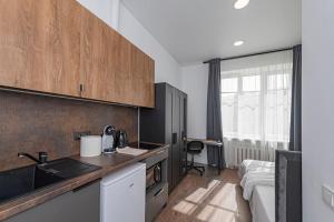 eine Küche mit einer Spüle und einer Arbeitsplatte in der Unterkunft Minimalist Studio Apartments by Hostlovers in Kaunas
