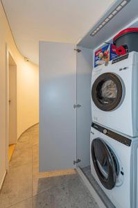 Waschmaschine und Trockner im Zimmer in der Unterkunft Minimalist Studio Apartments by Hostlovers in Kaunas