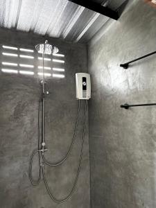 La salle de bains est pourvue d'une douche. dans l'établissement Sleep Owl Chiang Mai, à Chiang Mai