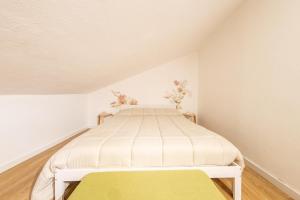 Duas camas num quarto com paredes brancas em Casa Argo Guest House em Bisaccia
