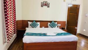 Postel nebo postele na pokoji v ubytování Hotel Vinayak