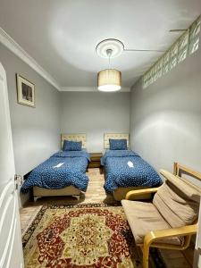a bedroom with two beds and a couch at Ekinci Plaza in Istanbul