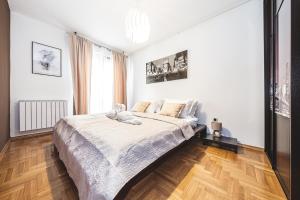 een witte slaapkamer met een groot bed. bij Story of swan lake in Zagreb