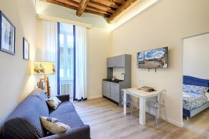 ein Wohnzimmer mit Sofa und Tisch in der Unterkunft Casa Ciseri in Siena