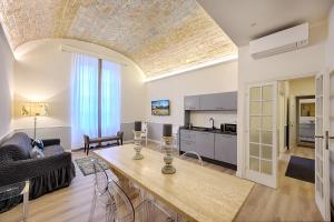 ein Wohnzimmer mit Sofa und Tisch in der Unterkunft Casa Ciseri in Siena