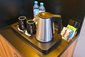Příslušenství pro přípravu čaje a kávy v ubytování Sky Hotel Kraków