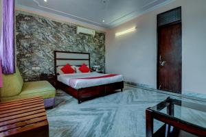 A bed or beds in a room at OYO Hotel Grand Akshay