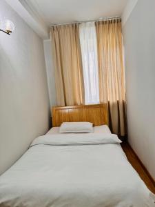 เตียงในห้องที่ Khongor Guest house & Tours