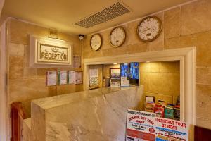 un restaurante con relojes en la pared y un mostrador en Ardey Hotel, en Estambul