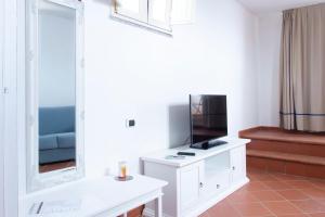 TV a/nebo společenská místnost v ubytování Allegroitalia Elba Capo d'Arco